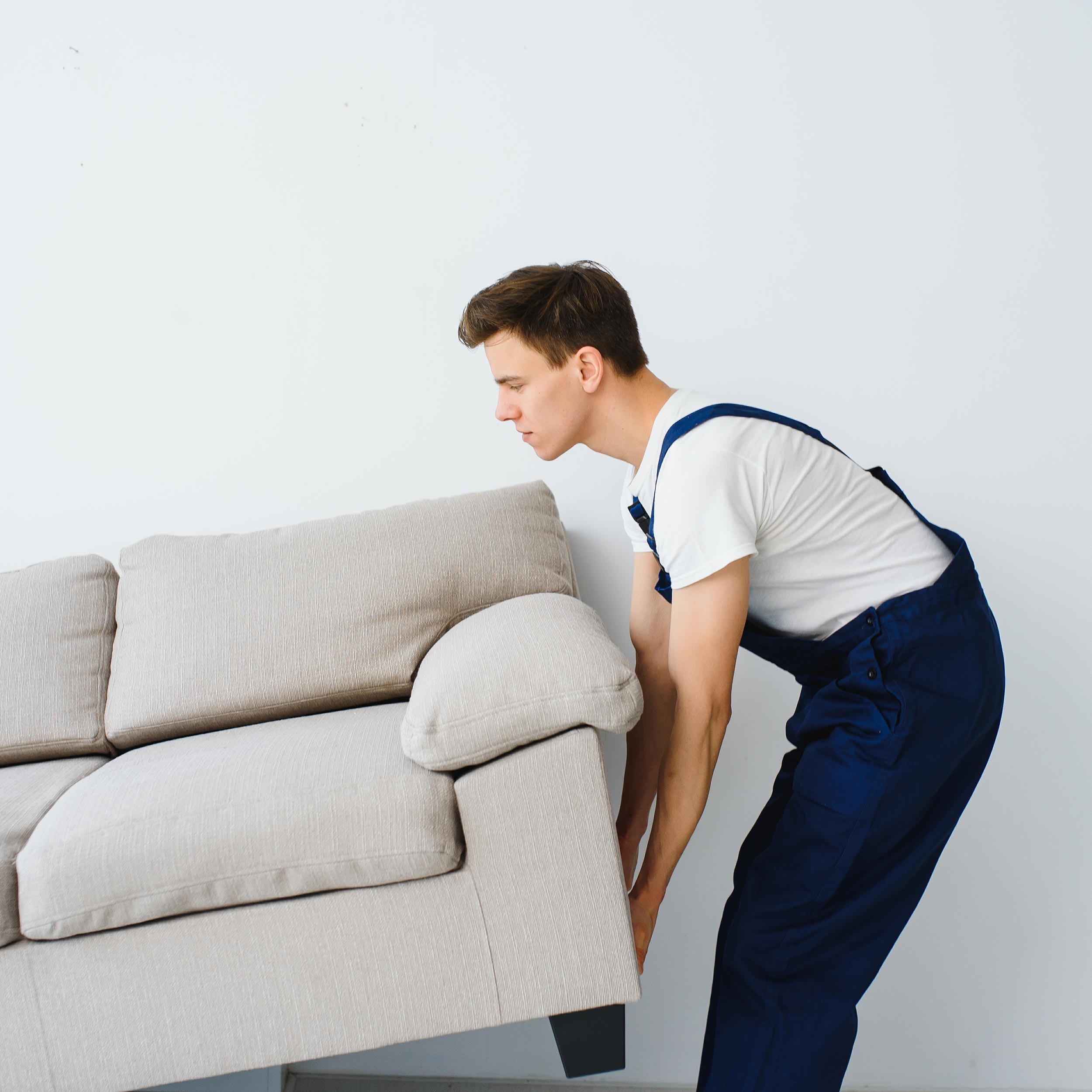 Arbeiter trägt Couch